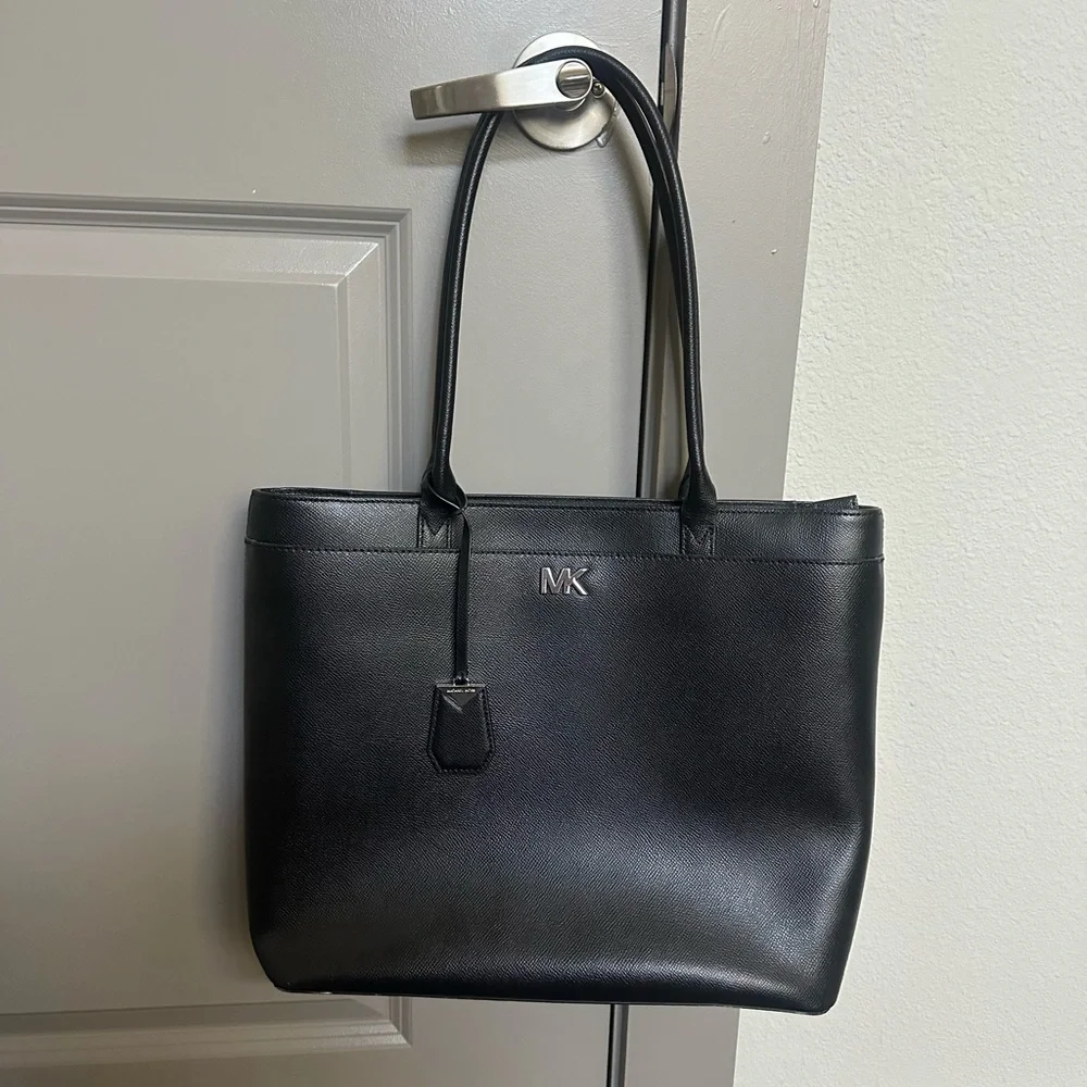 Michael Kors Classic Black Tote - Picture 1 of 10